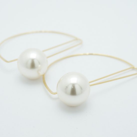Abstract Pearl Drop Round Earrings in Gold