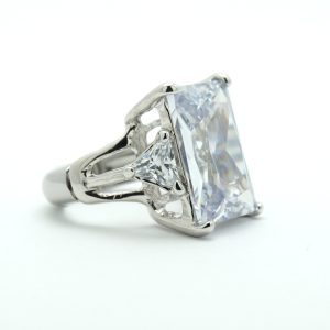 Stretch Dynasty Ring in Clear and Silver